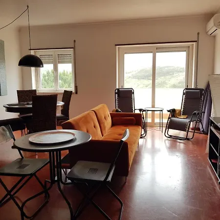 Magoito Beach-beautiful Walkways And Fossil Cliffs アパート São João das Lampas